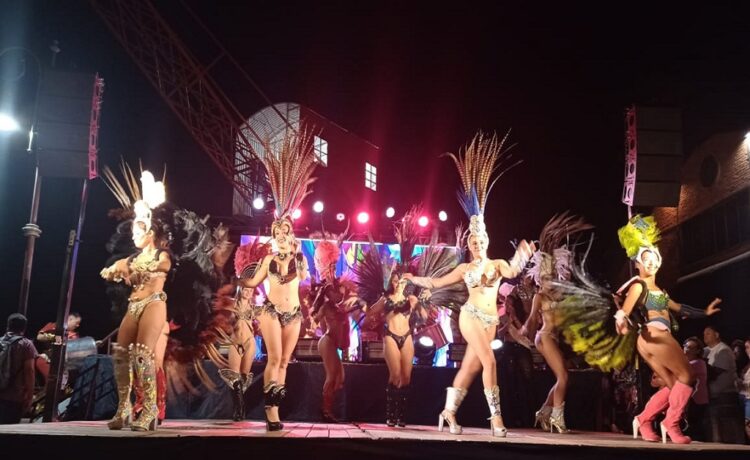 El Carnaval del País dio un gran show en la presentación de la temporada de verano de Gualeguaychú