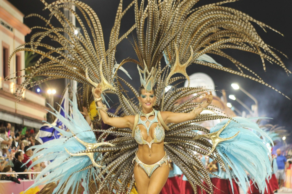 El Carnaval del País despidió enero con una espléndida cuarta noche