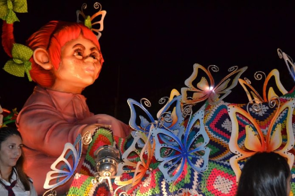 Un sueño que comienza en mayo, Carrozas Estudiantiles de Gualeguaychú