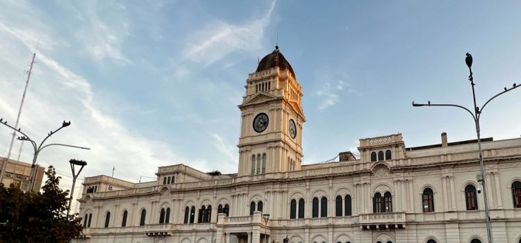 La provincia convocó a paritaria a los estatales para el jueves 19 y a los docentes para el lunes 23