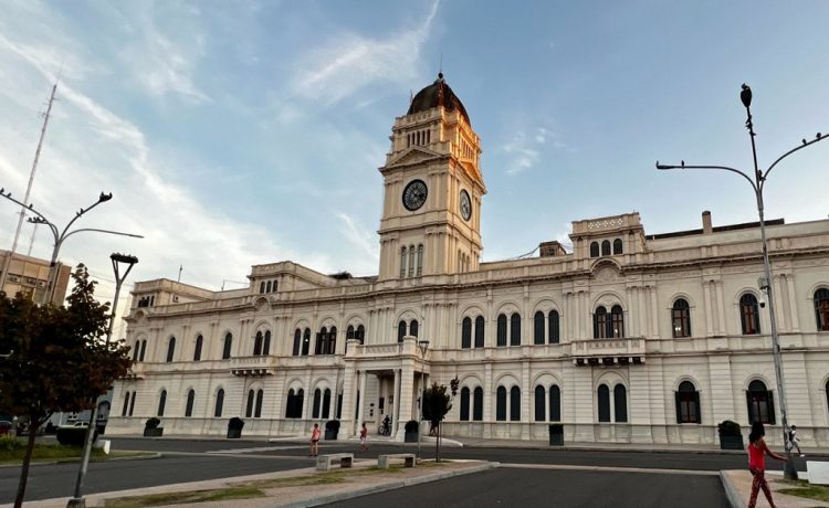 La provincia convocó a paritaria a los estatales para el jueves 19 y a los docentes para el lunes 23