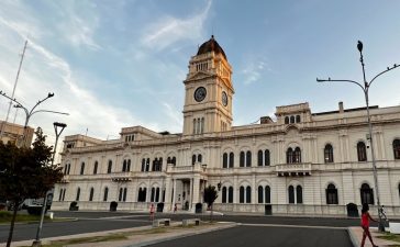 La provincia cerró la paritaria estatal con un aumento remunerativo y liquidará por decreto a los docentes