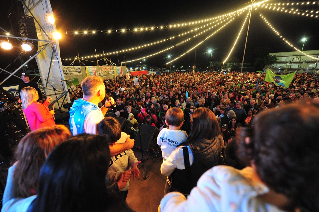 Con una inmensa asistencia de seguidores , Davico cerró su campaña en Costanera Sur