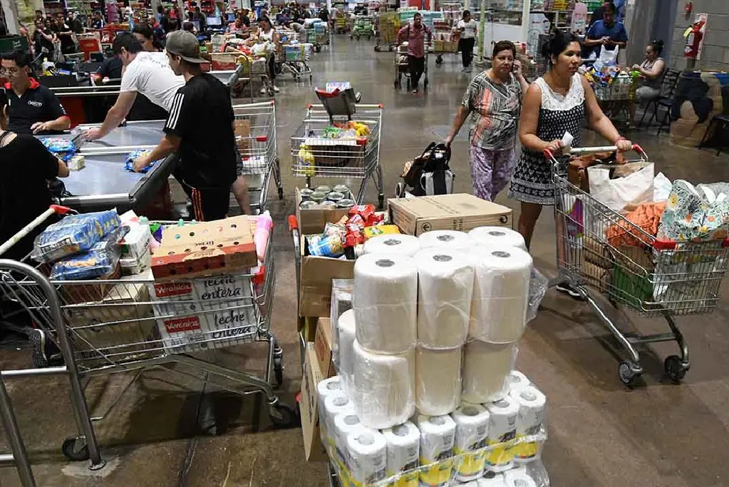 “Se llevan tres cajas de aceite”: una argentina se enfureció por las compras en la frontera