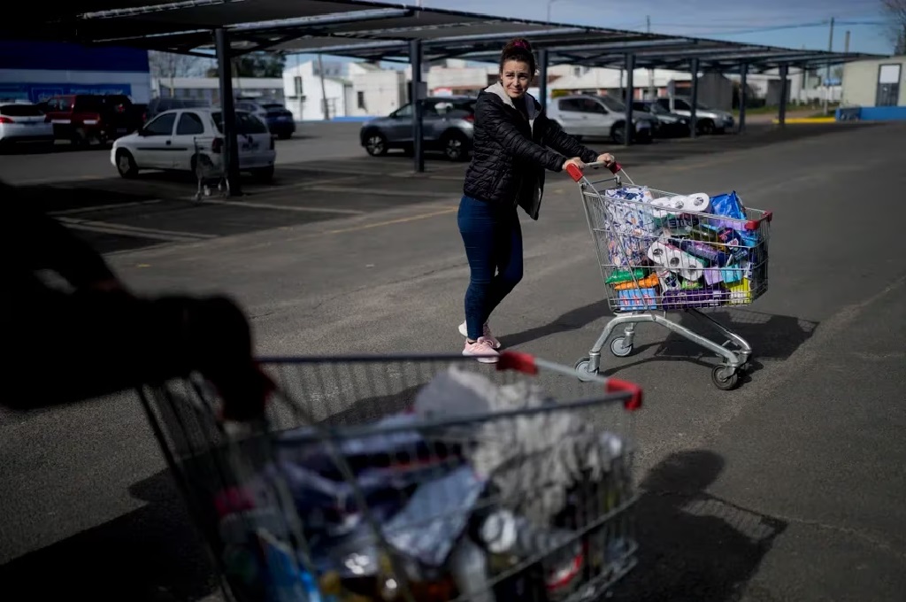 Empresarios uruguayos reclaman más controles para quienes regresan de Argentina: “Nos parece mal que traigan carros de supermercados”