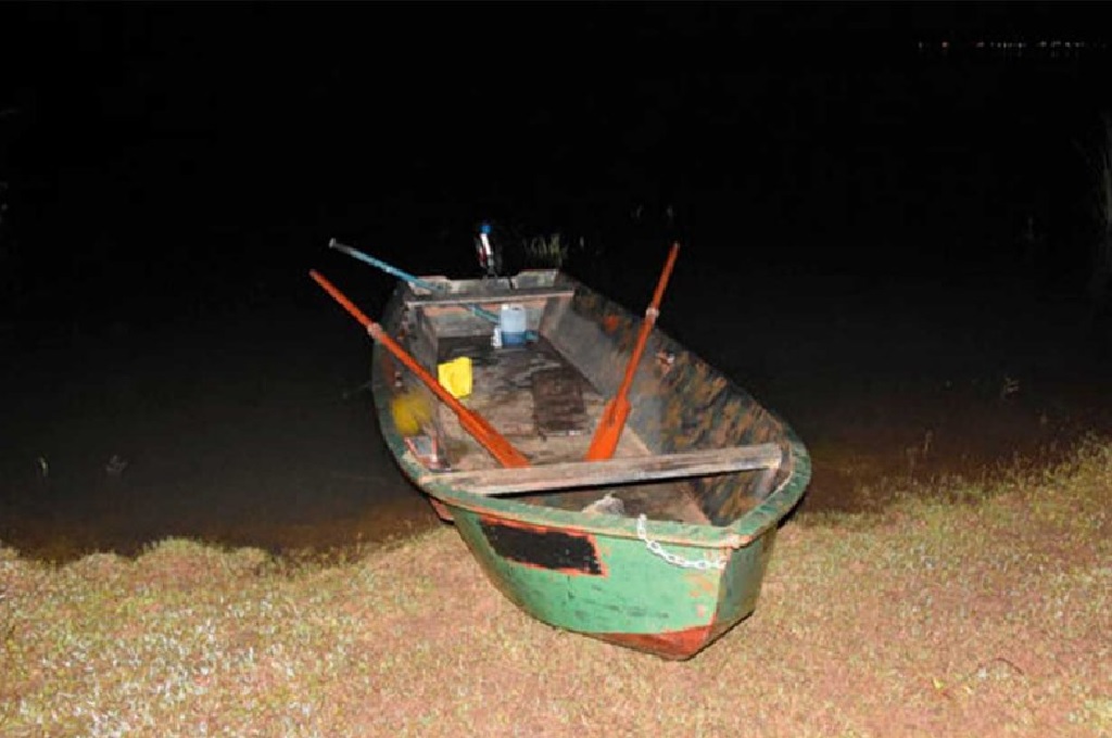 Contrabando al menudeo. Una vieja “chalana” despintada y cuatro “bultos”