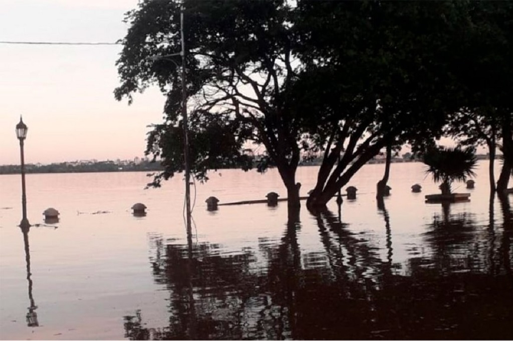 El río Uruguay llegó al nivel de alerta en Corrientes y hay evacuados