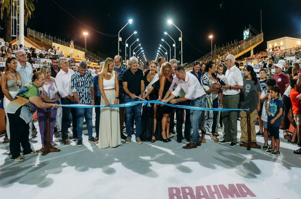 El gobernador presenció la primera noche del carnaval de Gualeguaychú