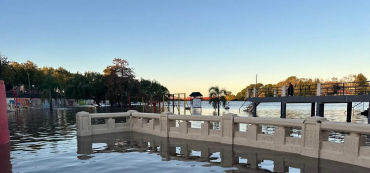 Creciente del río Gualeguaychú: el alumbrado público se vio afectado en gran parte de la Costanera