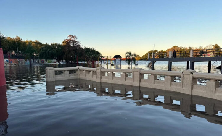 Creciente del río Gualeguaychú: el alumbrado público se vio afectado en gran parte de la Costanera