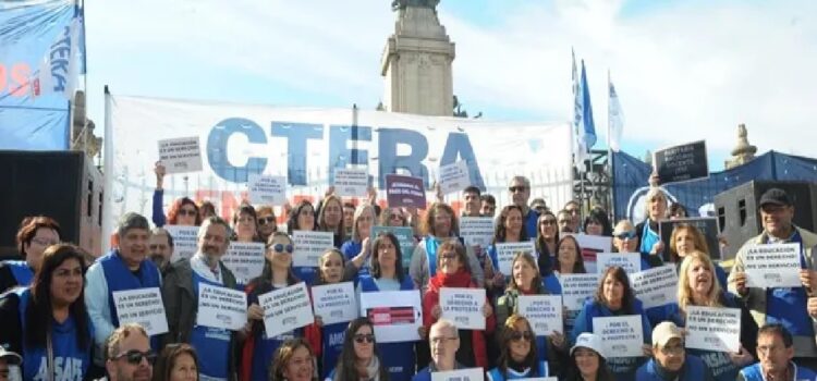 Paritarias docentes: paros y aumentos por decreto calientan los escenarios en las provincias