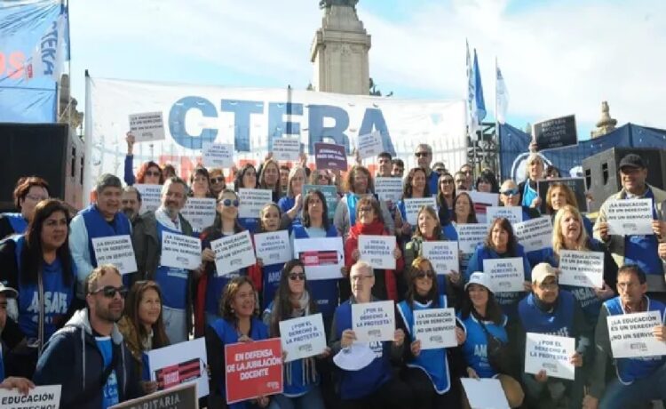 Paritarias docentes: paros y aumentos por decreto calientan los escenarios en las provincias