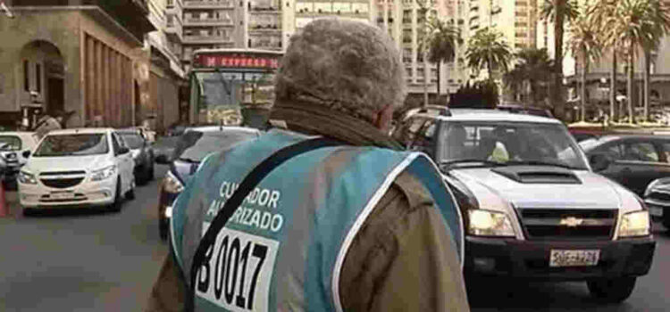 Los cuidacoches de Montevideo empiezan a cobrar por transferencia