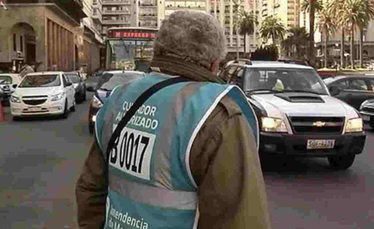 Los cuidacoches de Montevideo empiezan a cobrar por transferencia