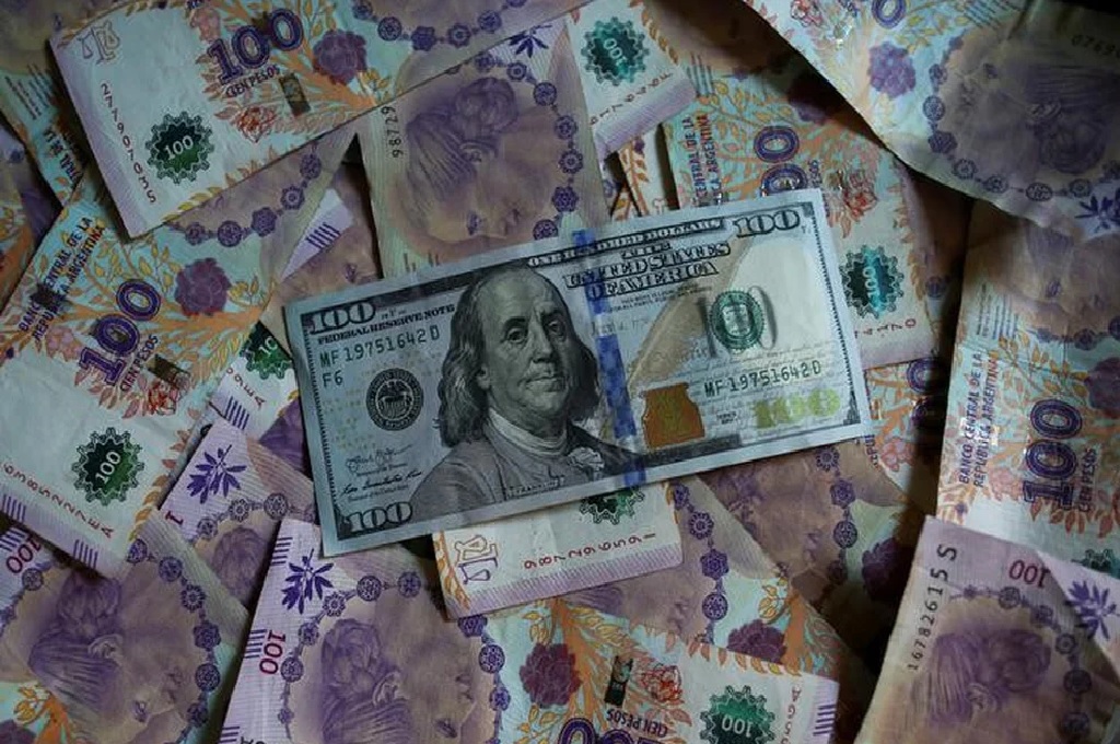 La inflación y la caída de los ingresos: un argentino gana en promedio hasta 11 veces menos que un uruguayo