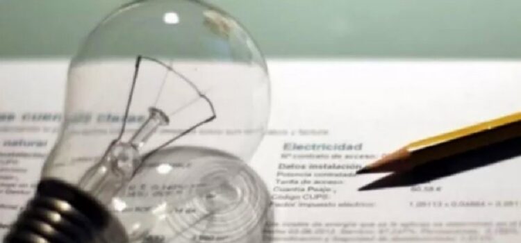 Crece el número de usuarios que no pueden pagar la factura de la luz y piden refinanciación en cuotas