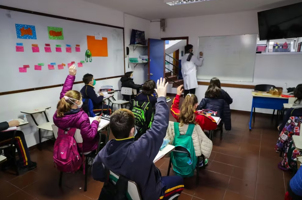 La educación privada en crisis en Uruguay: cierran colegios por falta de alumnos ante caída de la natalidad