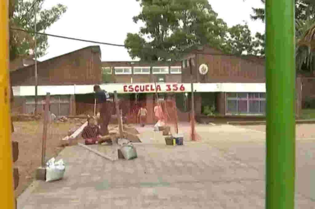 Una maestra denunciada por sumergir la cabeza de un niño en una pileta