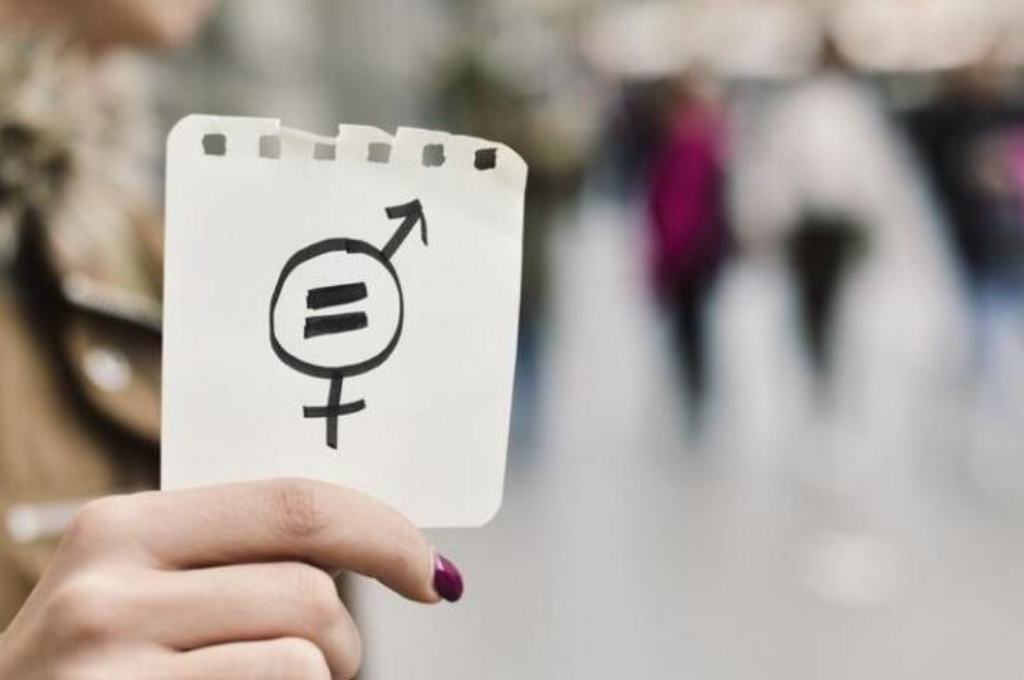 Las mujeres acceden 33% menos que los varones al mercado laboral