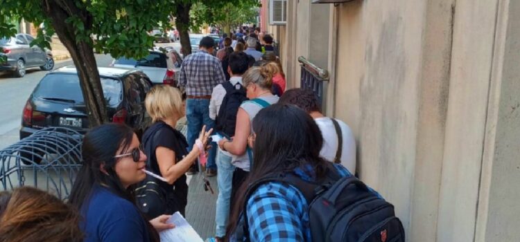 Hubo largas colas para entregar revocatoria contra medida para controlar asistencia docente