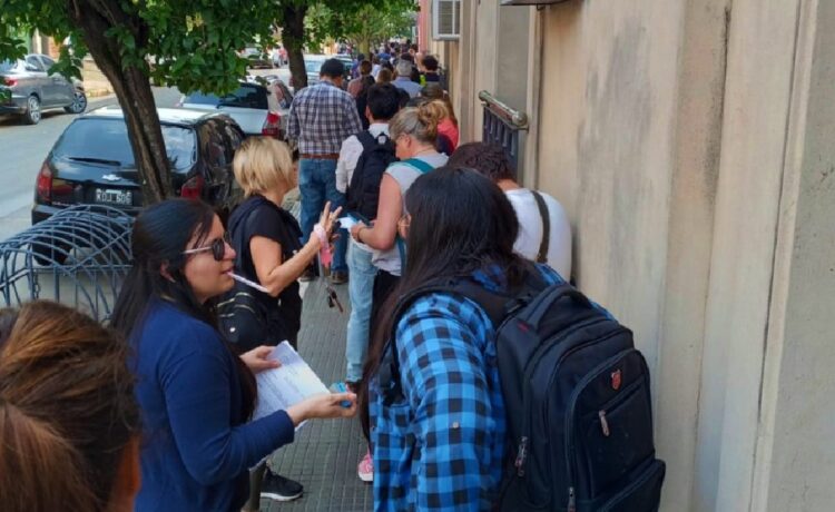Hubo largas colas para entregar revocatoria contra medida para controlar asistencia docente