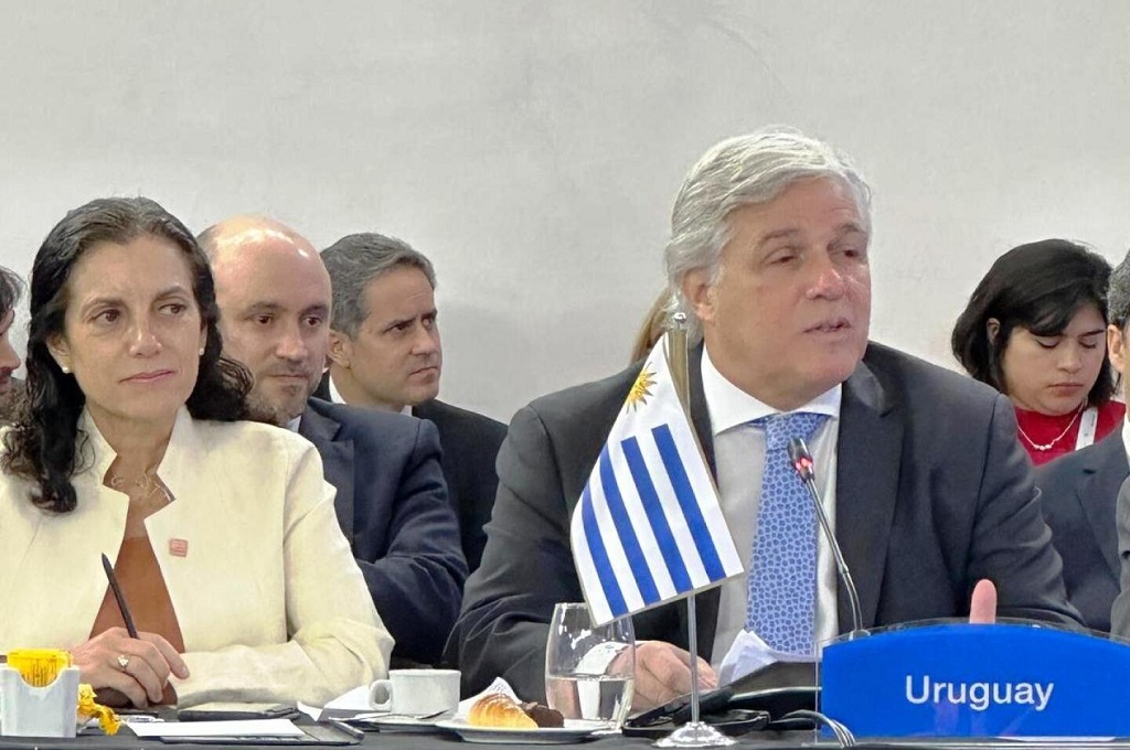 Bustillo: Uruguay debe analizar "la posibilidad de dejar el Mercosur como Estado fundacional y pasar a ser un Estado asociado"