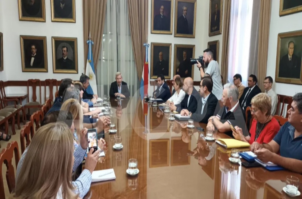 Frigerio con los gremios estatales: en enero se pagarán salarios con un 12,8% de aumento