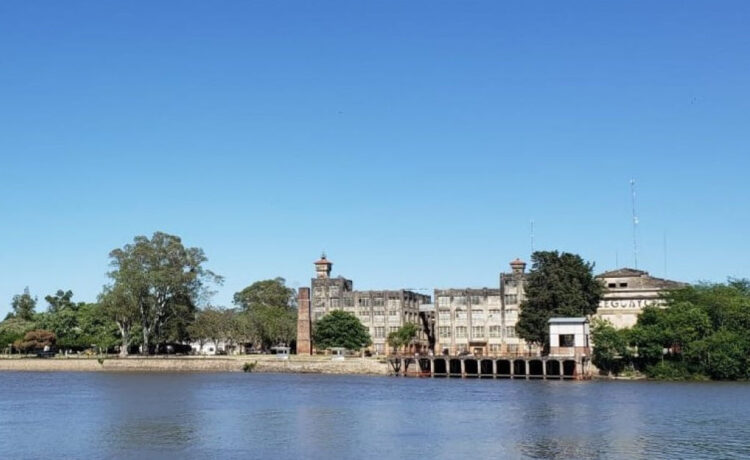 Comenzaron los trabajos de retiro de fueloil en el exfrigorífico