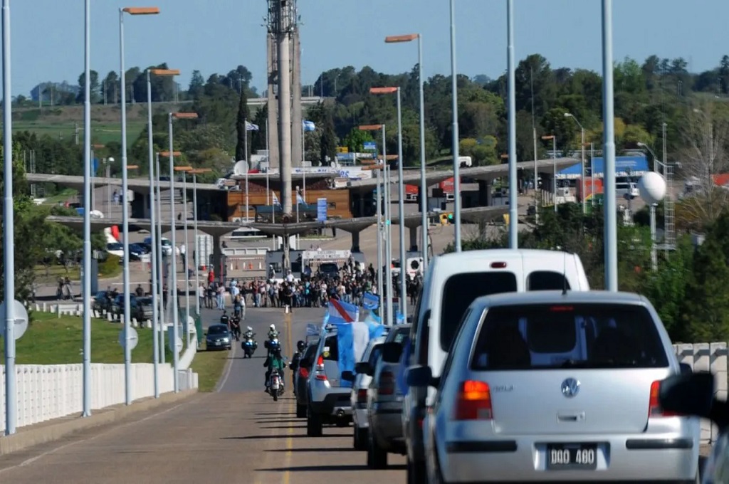 Por la diferencia cambiaria, los uruguayos cruzan a la Argentina y se enciende una guerra entre comerciantes