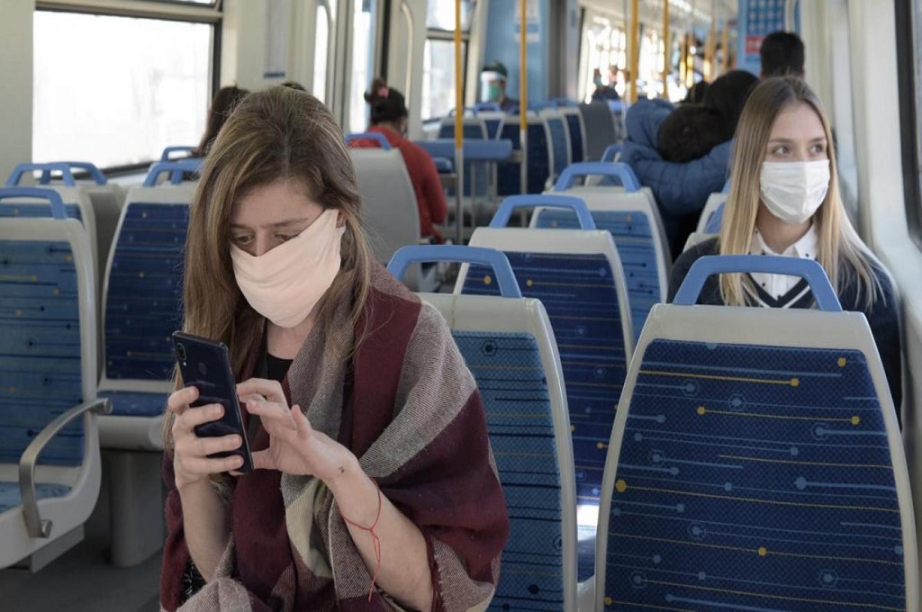 El gobierno argentino recomienda nuevamente la utilización de barbijos en espacios cerrados