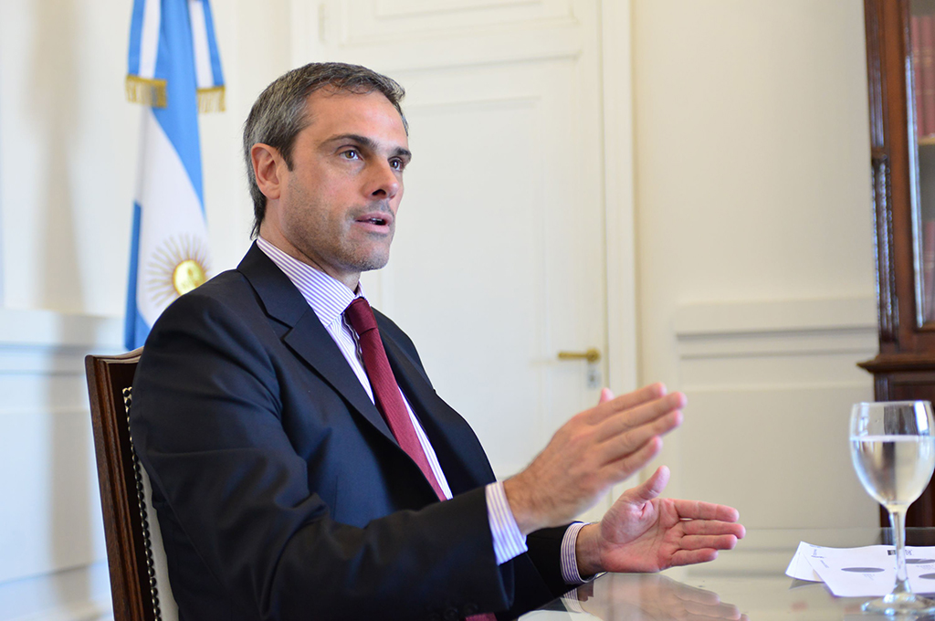 El director de Aduana de Argentina, Guillermo Michel, apuntó que en la actualidad "las operaciones vinculadas a la sobrefacturación de importaciones y las maniobras con medidas cautelares contribuyen a la falta de dólares", situación que afecta a la economía de ese país.