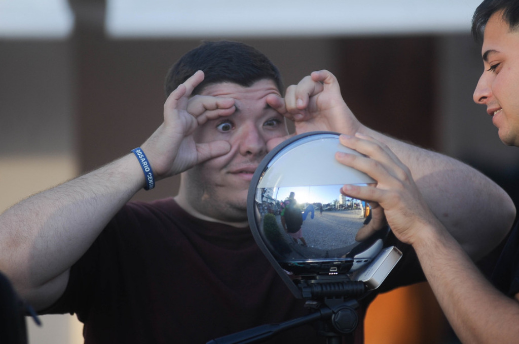 Pagan 30 dólares por dejarse leer el iris en Pinamar y hay polémica por el uso de los datos biométricos