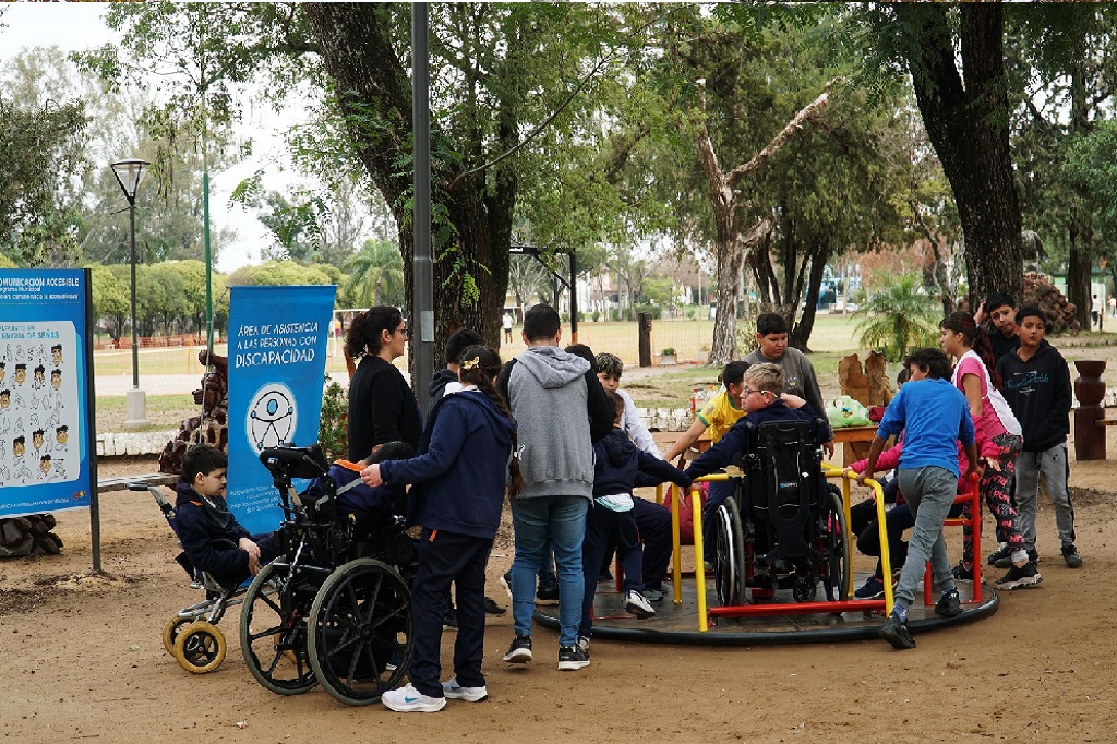 Colón: Se inauguraron los primeros juegos accesibles en el parque Quirós