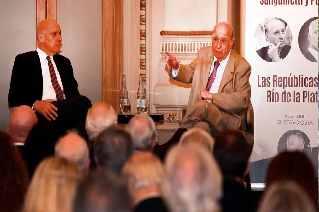 Para Sanguinetti, "el rumbo de Milei es acertado" y definió como "muy radical" a la oposición argentina