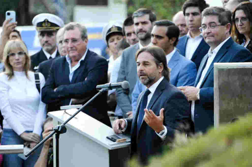 Lacalle Pou llamó a "descentralizar" los servicios públicos en Montevideo