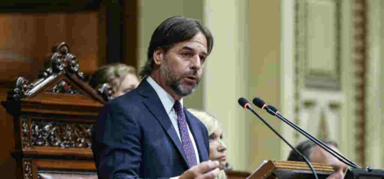 Lacalle Pou desbancó al ecuatoriano Noboa en la lista de popularidad