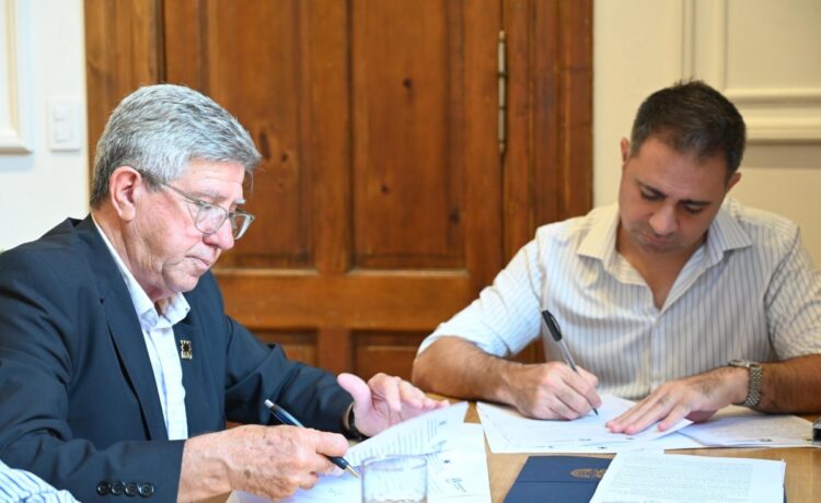 Davico firmó un convenio para realizar estudios en el río