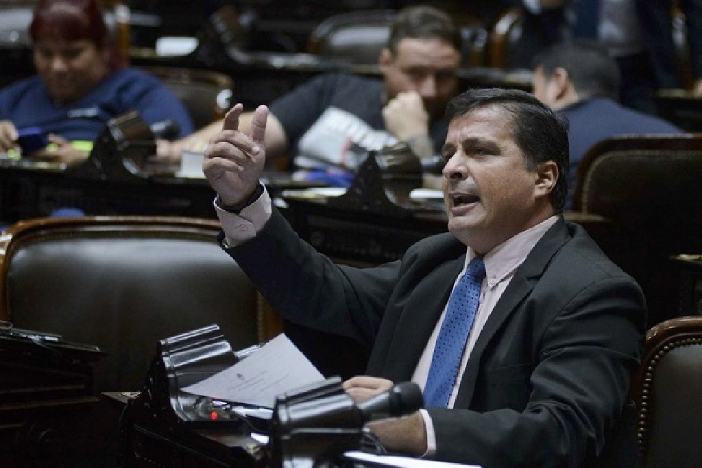 Casaretto no mantuvo su palabra y se bajó de la candidatura