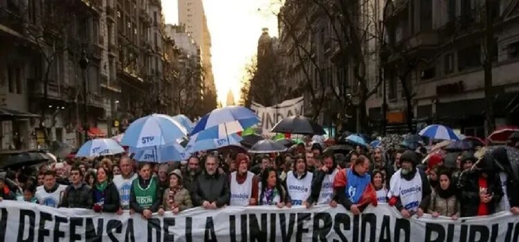 La Argentina y Uruguay tienen un sistema de acceso irrestricto a la educación superior y universidad pública, ¿que sucede en otros países?
