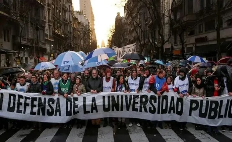 La Argentina y Uruguay tienen un sistema de acceso irrestricto a la educación superior y universidad pública, ¿que sucede en otros países?
