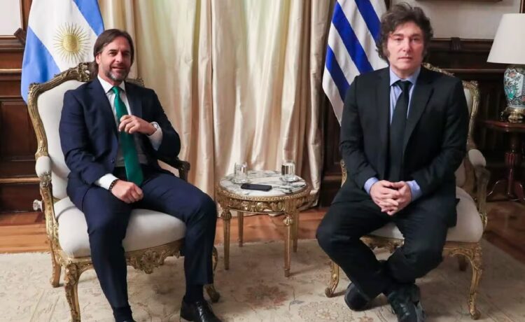 Argentina y Uruguay negocian para alcanzar un acuerdo de residencia permanente y revalidación de títulos