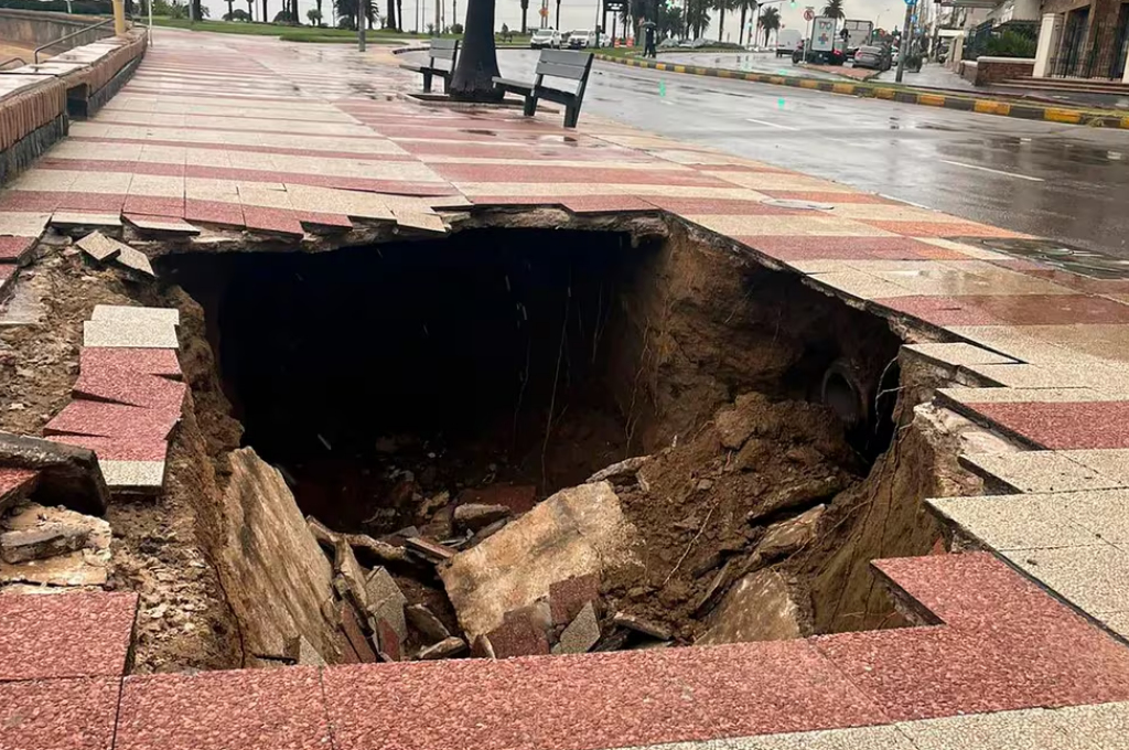El temporal en Uruguay derrumbó una parte de la rambla de Montevideo