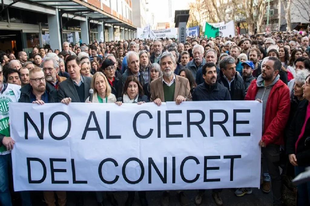 Investigadores y trabajadores se movilizaron en defensa del Conicet ante la propuesta de Milei de privatizarlo