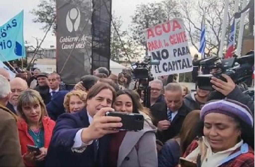 “No es sequía, es saqueo”: Lacalle se encontró con una manifestación por el agua en Canelones