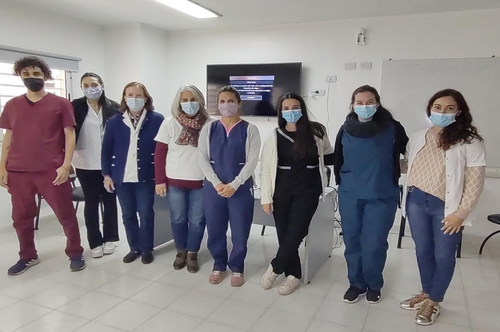 Futuros nutricionistas culminaron sus prácticas en el Hospital El Hospital Centenario recibe a alumnos del último año de la Licenciatura en Nutrición de la UNER para que realicen sus prácticas profesionales supervisadas. En la jornada de ayer, un grupo de estudiantes culminaron las mismas a través del Ateneo que se realizó en el Aula 1 del nuevo edificio de nuestro efector. Los jóvenes presentaron y expusieron sobre casos clínicos que vieron durante su rotación, cerrando de esta manera su formación práctica en el Hospital. Se trató de varios estudiantes que habían sido afectados por la pandemia, y que tras la suspensión de las actividades por ese motivo ahora pudieron retomar y culminar las mismas. Luego, sólo les queda realizar sus Tesis para convertirse en Licenciados en Nutrición. Es así que los futuros profesionales terminaron su rotación por el Hospital, y ya el próximo martes nuevos estudiantes comenzarán a transitar su paso por nuestra institución para llevar a cabo también sus prácticas profesionales supervisadas.