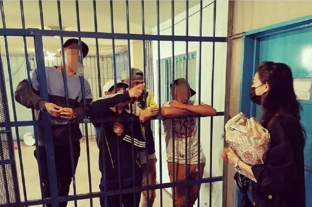 Periodista argentina entregó libros a presos de Fray Bentos