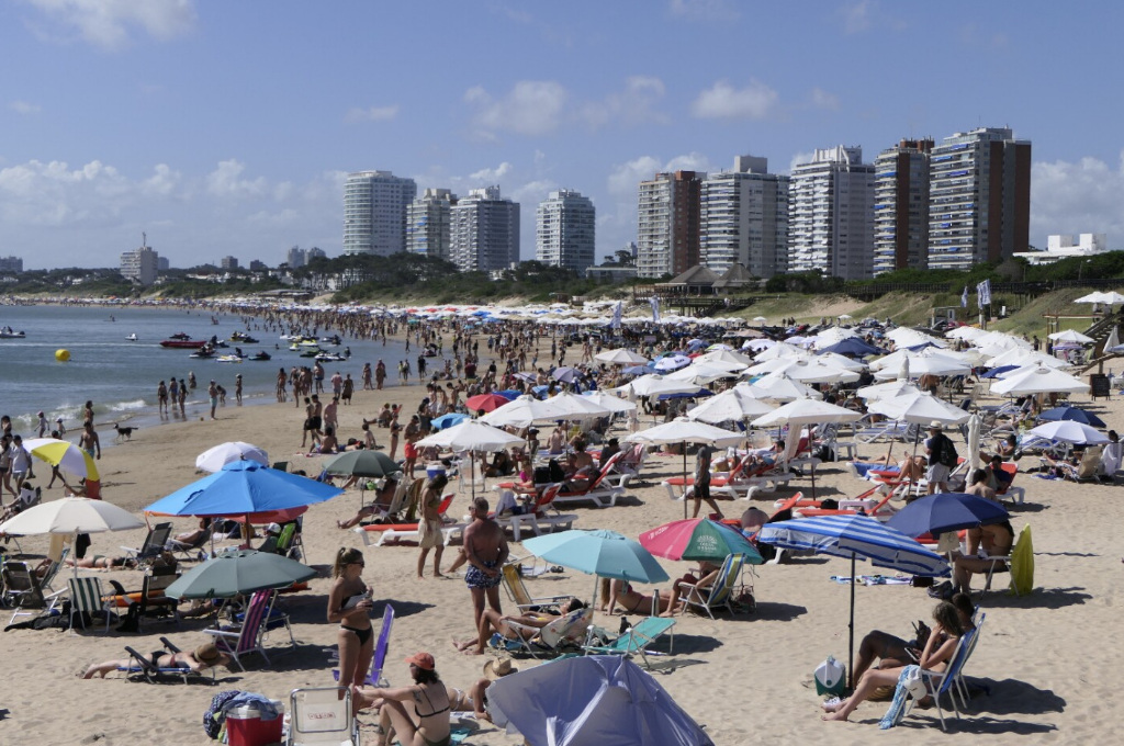 En las playas de Maldonado se pierden alrededor de 20 niños al día y hay "desbordes" por deportes acuáticos