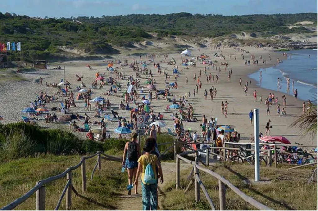 El Ministerio de Turismo analiza extender el IVA cero a uruguayos para frenar el éxodo a Argentina