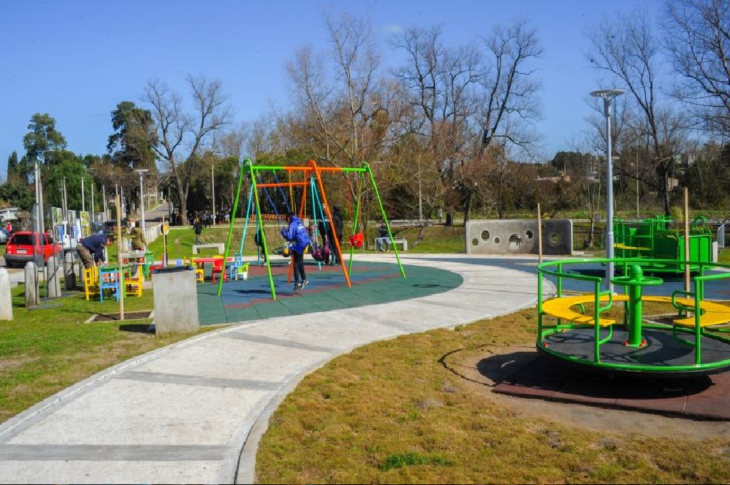 Se presentan las obras de readecuación de la Plaza Levratto en barrio Las Canteras de Fray Bentos