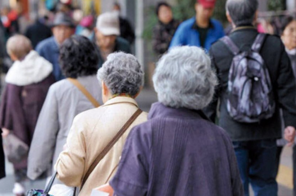 Más muertes que nacimientos: se duplicó franja de adultos mayores en Uruguay